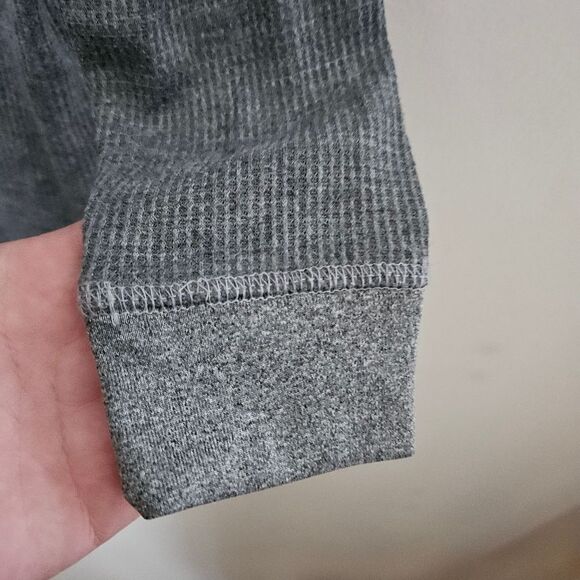 Isotoner Top Long Sleeve Thermal Gray Henley V-Neck Casual Neutral - Picture 3 of 7